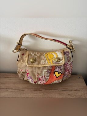 Coach Y2K Poppy Graffiti Hobo bag
Purse sequins